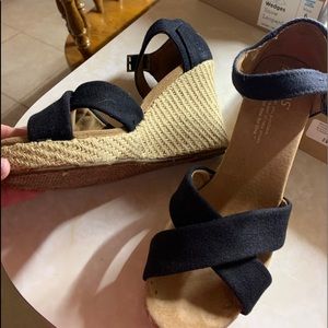 Tom’s wedges size 6